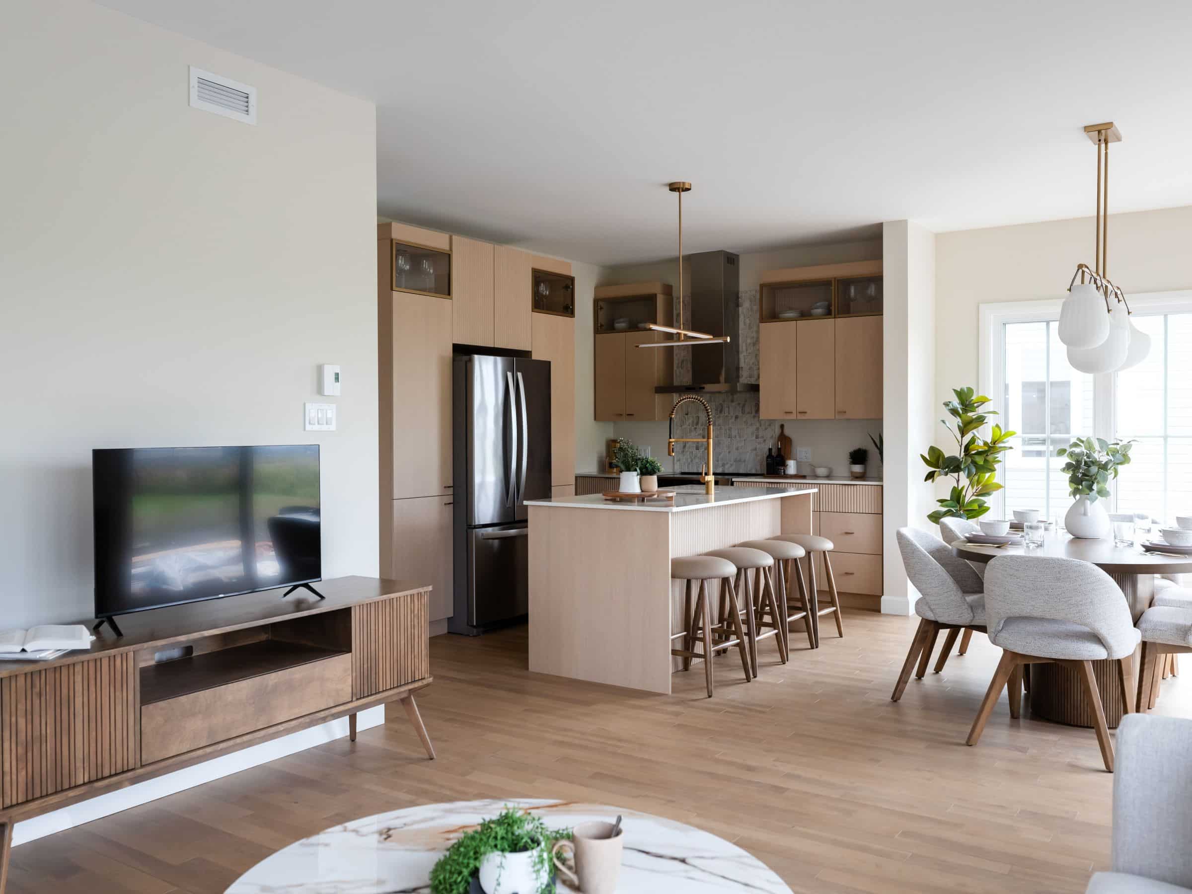 Modèle Edena, une maison usinée à deux étages au style farmhouse moderne et spacieuse. Vu du séjour.