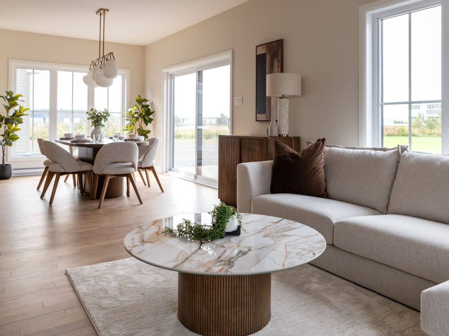 Modèle Edena, une maison usinée à deux étages au style farmhouse moderne et spacieuse. Vu du séjour.