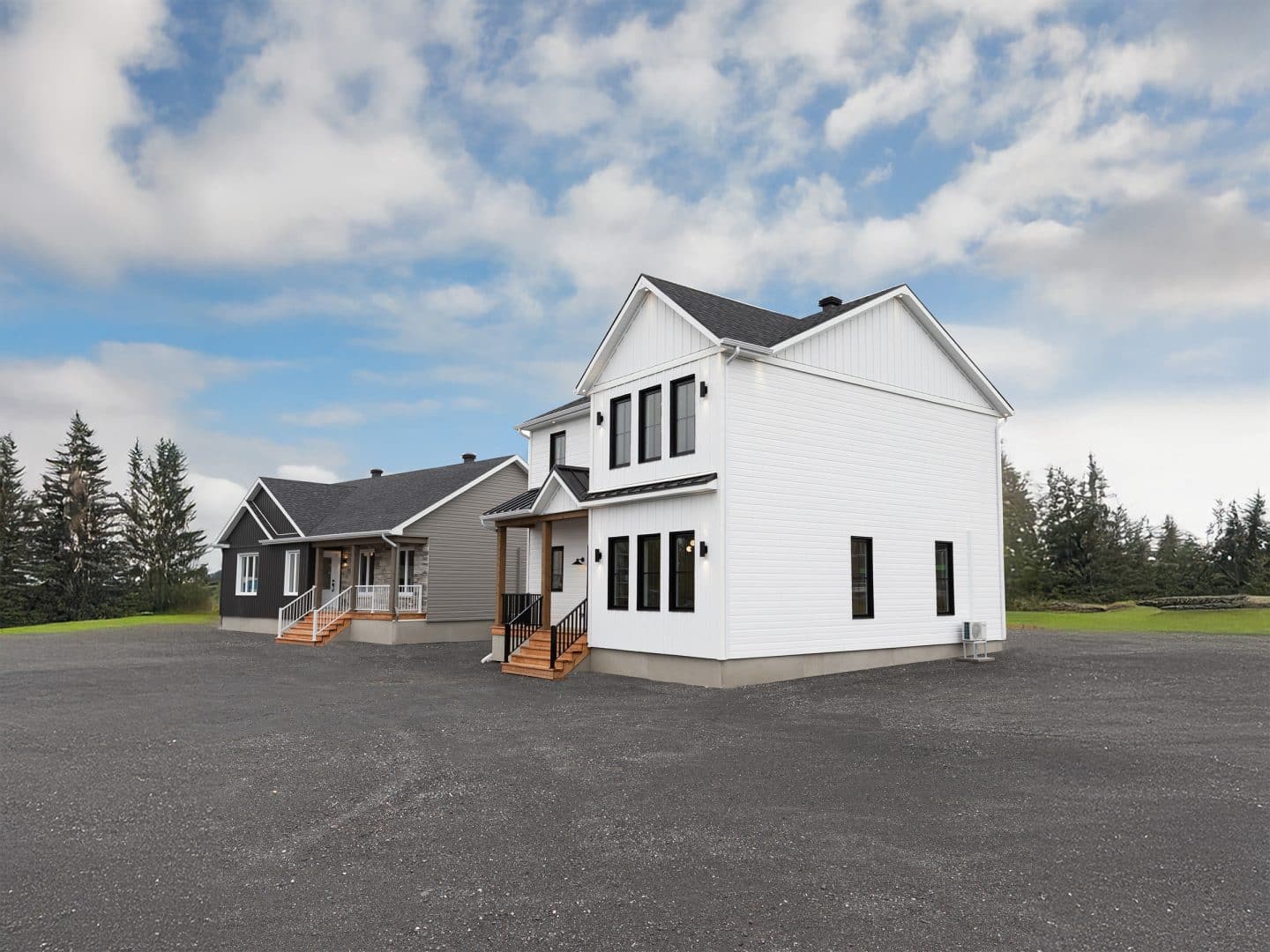 Modèle Edena, une maison usinée à deux étages au style farmhouse moderne et spacieuse. Vu de l'exterieur avant.
