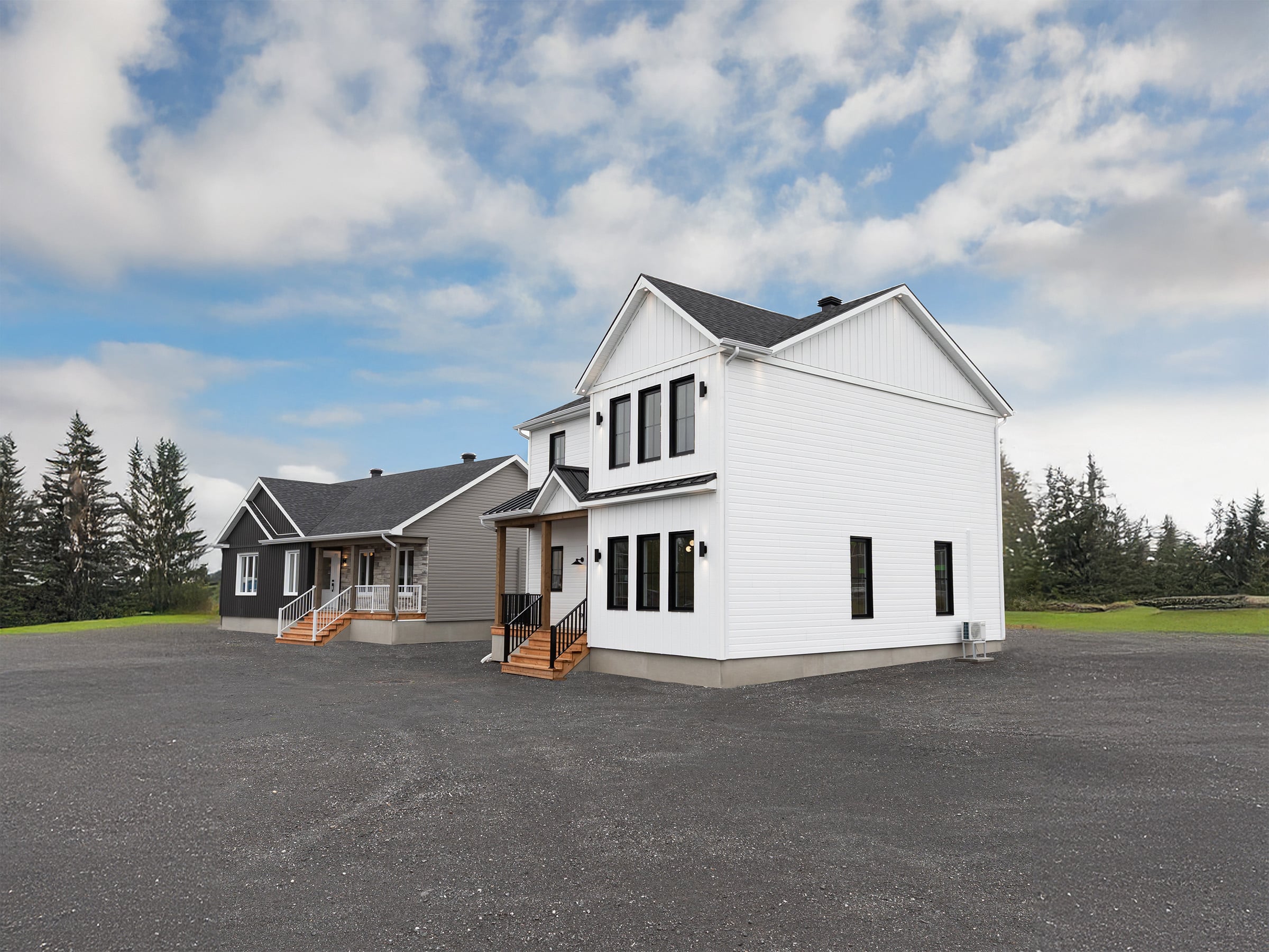 Modèle Edena, une maison usinée à deux étages au style farmhouse moderne et spacieuse. Vu de l'exterieur avant.