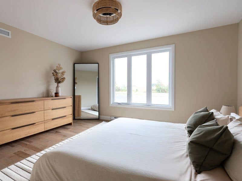 Maison modèle Turquoise vous accueille à Saint-Germain-de-Grantham. Une réalisation ProFab avec une vu de la chambre des maitres.