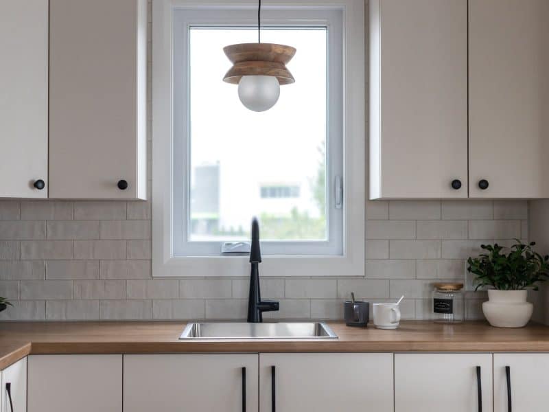 Maison modèle Turquoise vous accueille à Saint-Germain-de-Grantham. Une réalisation ProFab avec une vu de la cuisine.