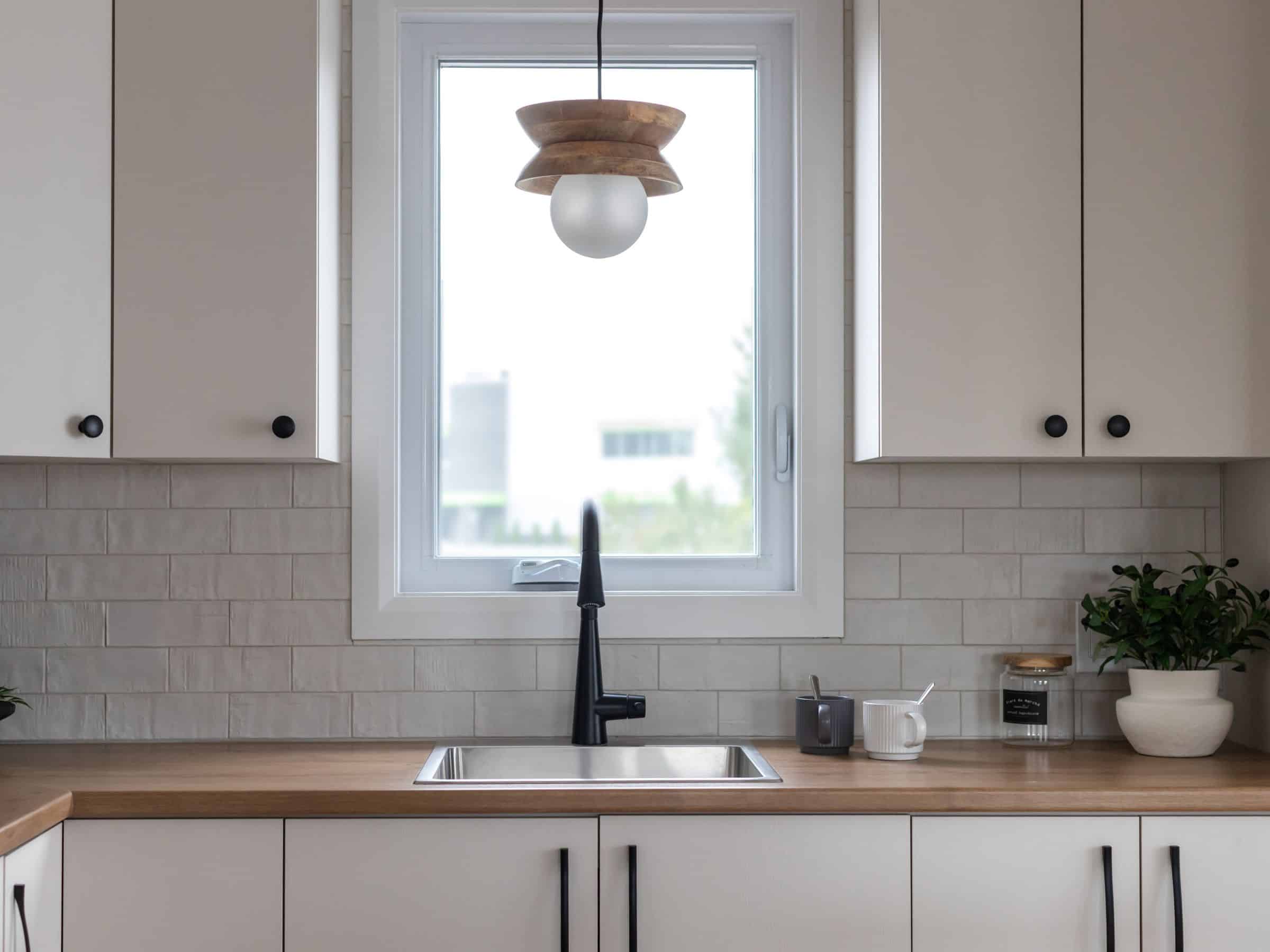 Maison modèle Turquoise vous accueille à Saint-Germain-de-Grantham. Une réalisation ProFab avec une vu de la cuisine.