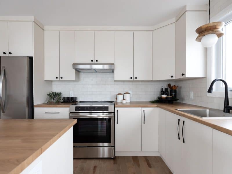 Maison modèle Turquoise vous accueille à Saint-Germain-de-Grantham. Une réalisation ProFab avec une vu de la cuisine.