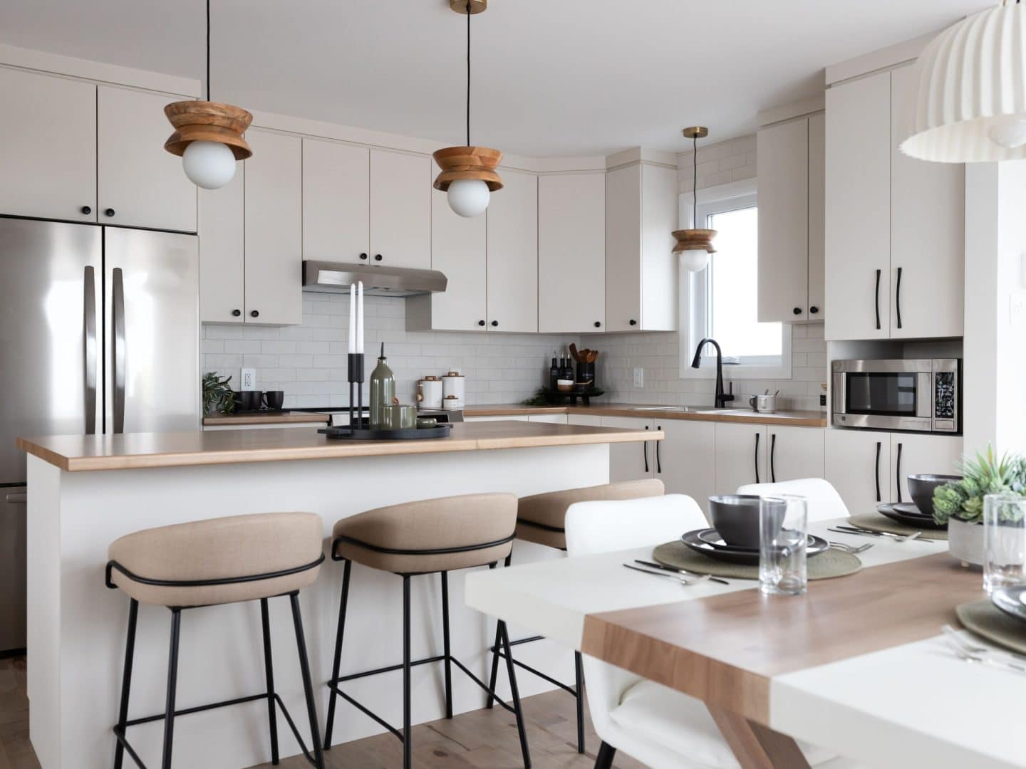 Maison modèle Turquoise vous accueille à Saint-Germain-de-Grantham. Une réalisation ProFab avec une vu de la cuisine.