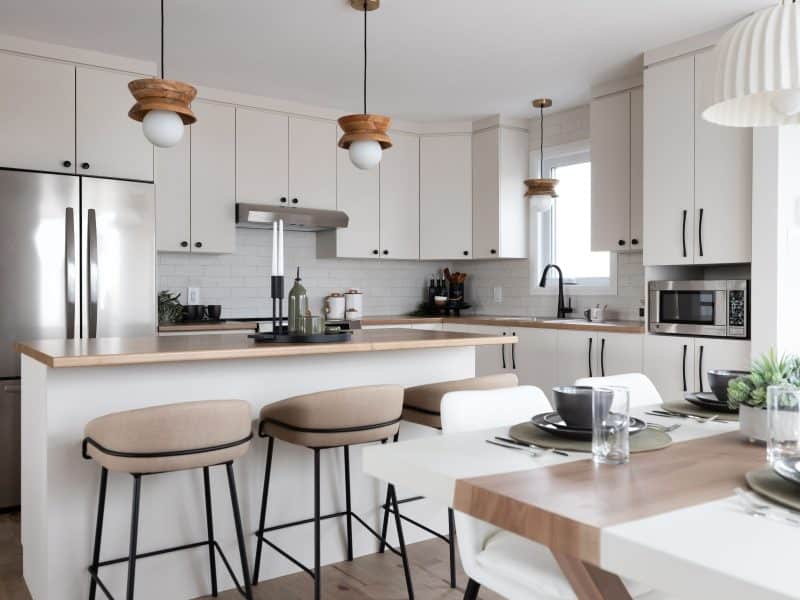 Maison modèle Turquoise vous accueille à Saint-Germain-de-Grantham. Une réalisation ProFab avec une vu de la cuisine.