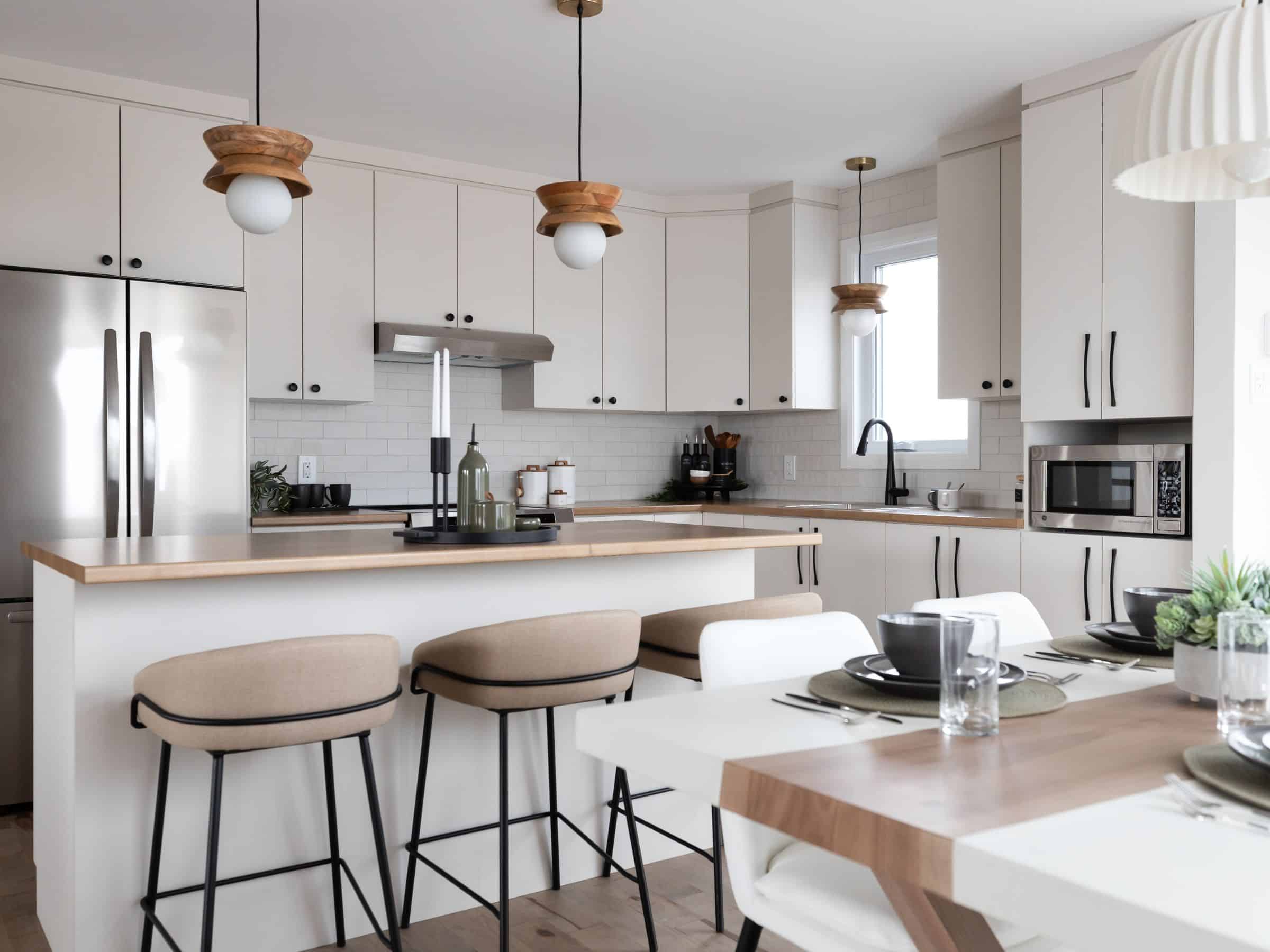 Maison modèle Turquoise vous accueille à Saint-Germain-de-Grantham. Une réalisation ProFab avec une vu de la cuisine.