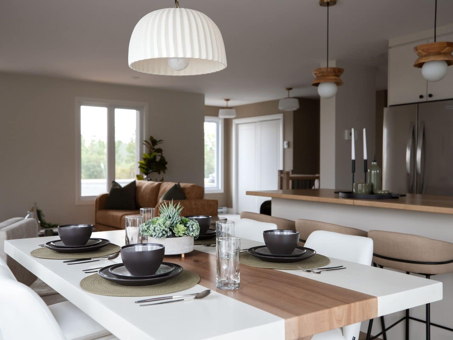 Maison modèle Turquoise vous accueille à Saint-Germain-de-Grantham. Une réalisation ProFab avec une vu du séjour.