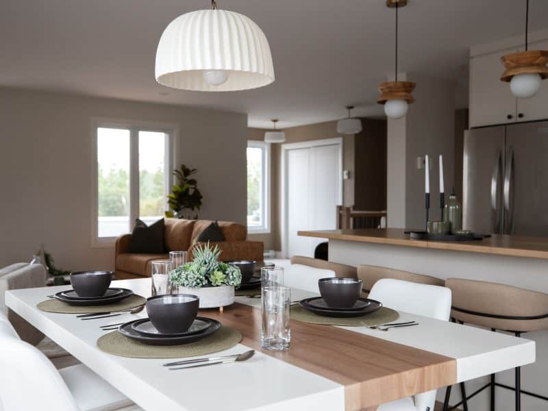 Maison modèle Turquoise vous accueille à Saint-Germain-de-Grantham. Une réalisation ProFab avec une vu du séjour.