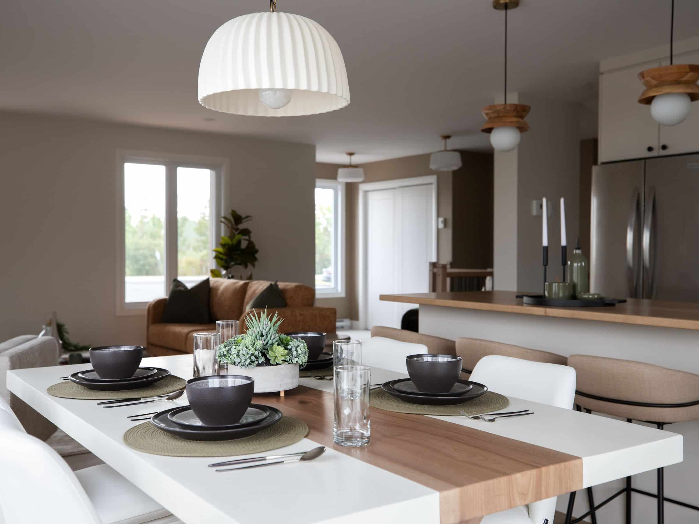 Maison modèle Turquoise vous accueille à Saint-Germain-de-Grantham. Une réalisation ProFab avec une vu du séjour.