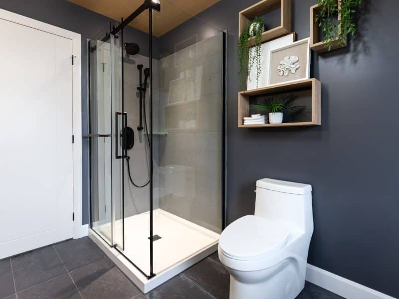 Maison modèle Turquoise vous accueille à Saint-Germain-de-Grantham. Une réalisation ProFab avec une vu de la salle de bain.