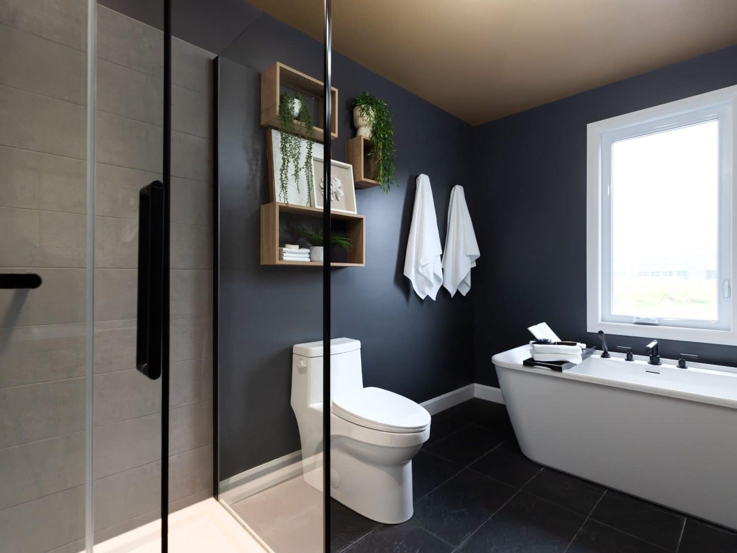 Maison modèle Turquoise vous accueille à Saint-Germain-de-Grantham. Une réalisation ProFab avec une vu de la salle de bain.