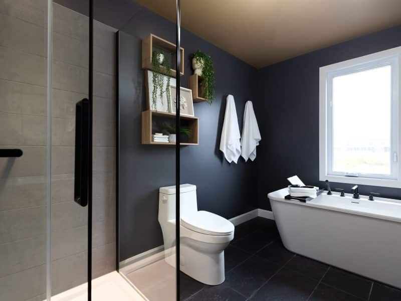 Maison modèle Turquoise vous accueille à Saint-Germain-de-Grantham. Une réalisation ProFab avec une vu de la salle de bain.