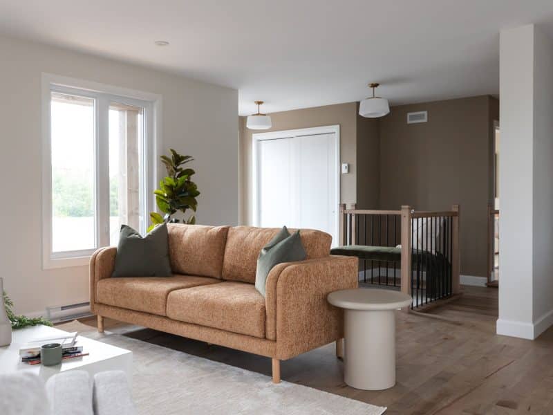 Maison modèle Turquoise vous accueille à Saint-Germain-de-Grantham. Une réalisation ProFab avec une vu du salon.