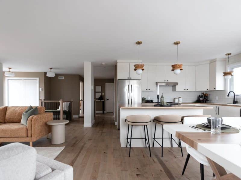 Maison modèle Turquoise vous accueille à Saint-Germain-de-Grantham. Une réalisation ProFab avec une vu du séjour.