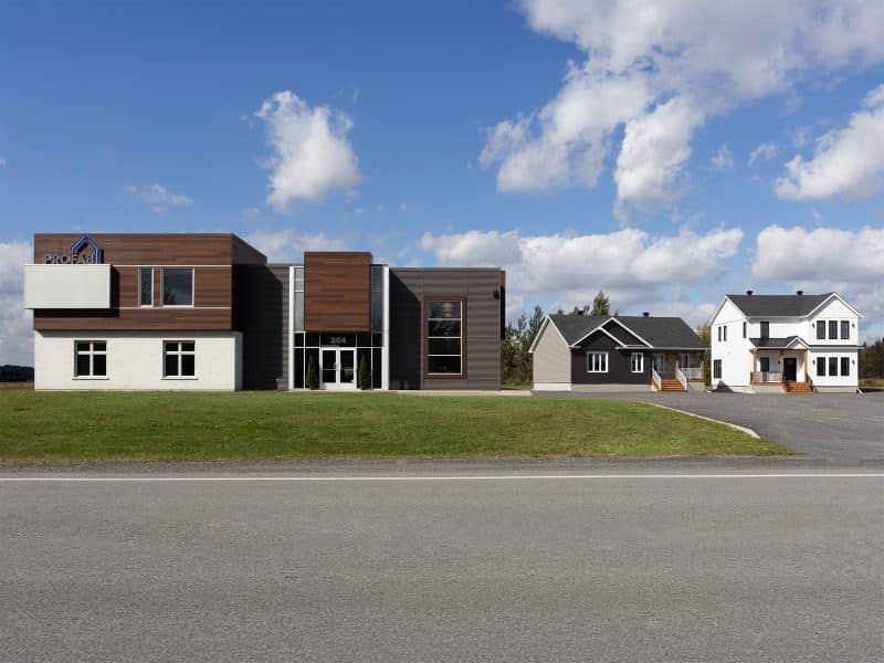 Bâtisse extérieur du site de vente avec les maison modèle de St-Germain-de-Grantham