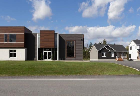 Bâtisse extérieur du site de vente avec les maison modèle de St-Germain-de-Grantham