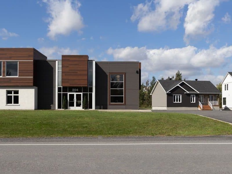 Bâtisse extérieur du site de vente avec les maison modèle de St-Germain-de-Grantham