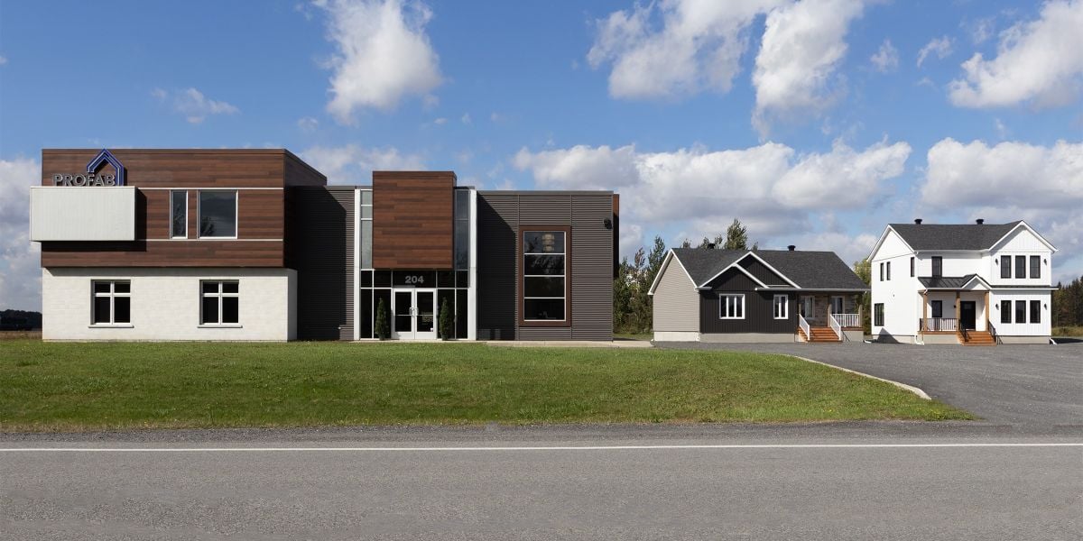 Bâtisse extérieur du site de vente avec les maison modèle de St-Germain-de-Grantham