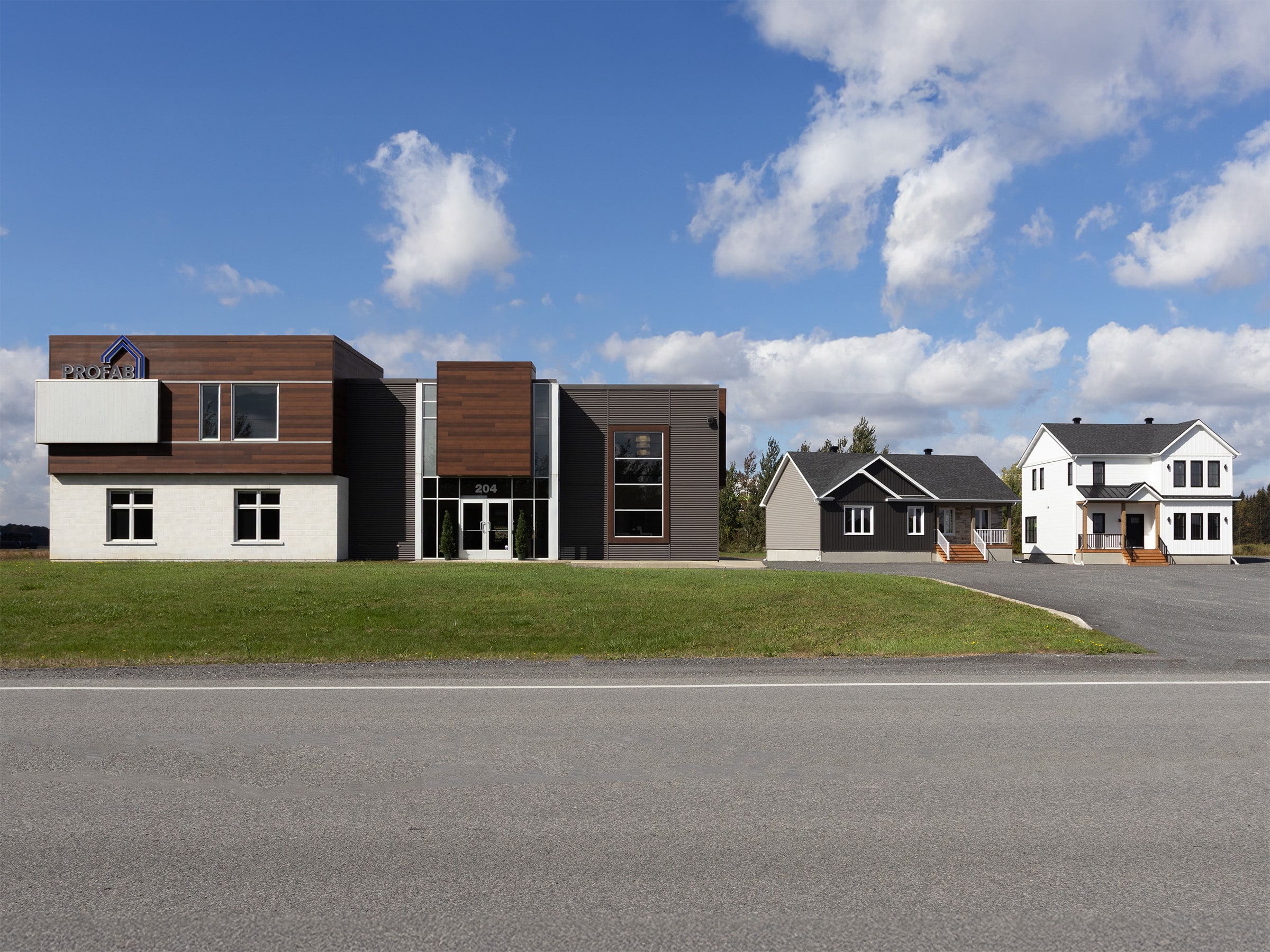 Bâtisse extérieur du site de vente avec les maison modèle de St-Germain-de-Grantham