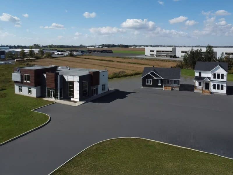Bâtisse extérieur du site de vente de St-Germain-de-Grantham vu de drone