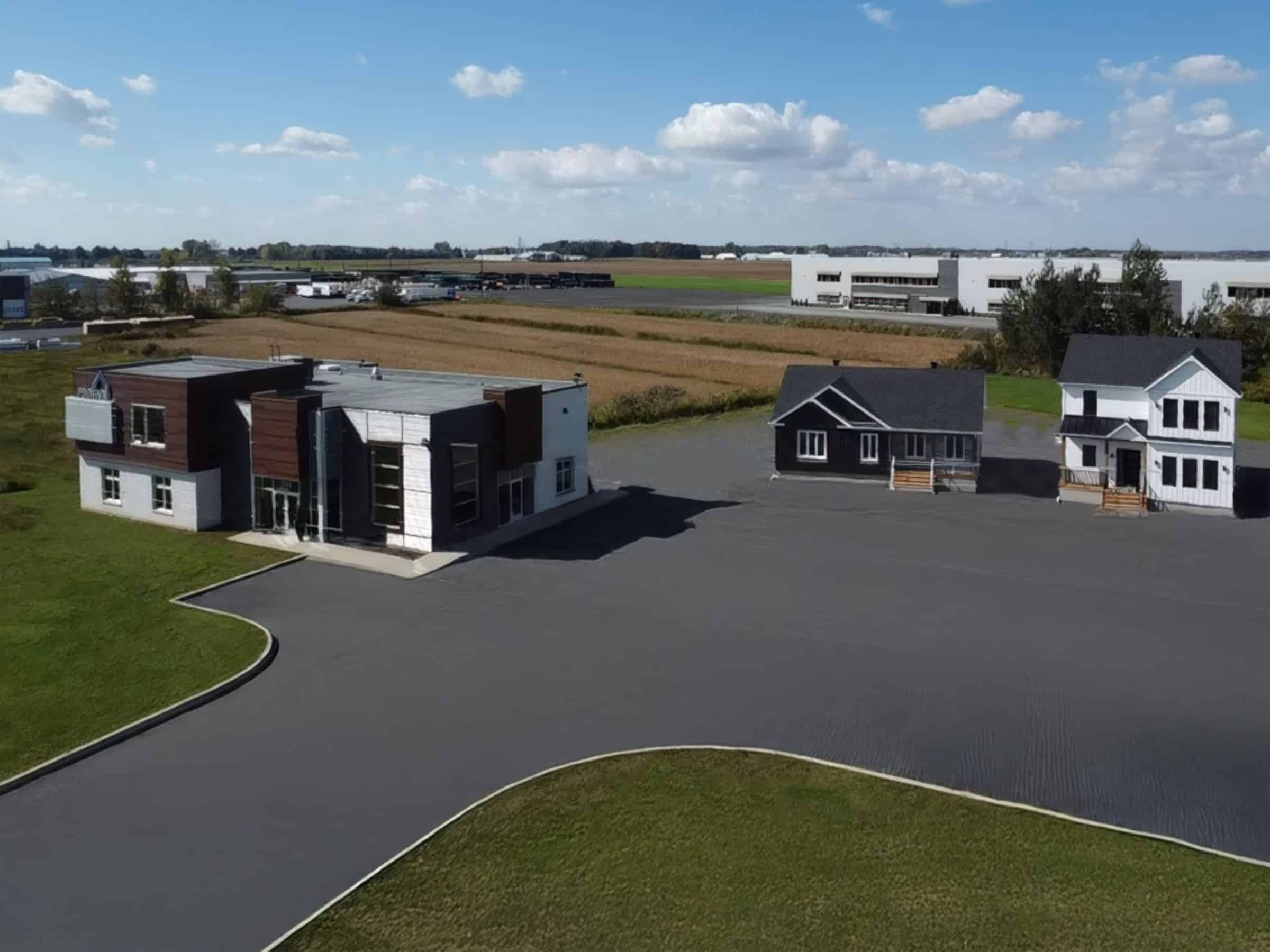 Bâtisse extérieur du site de vente de St-Germain-de-Grantham vu de drone