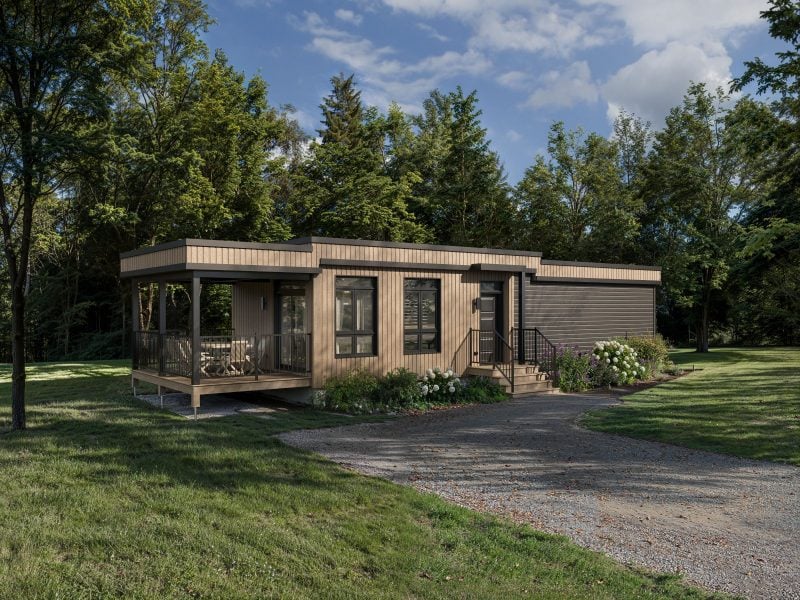 Le modèle Aulne est un plain-pied micro habitation de style contemporain. Vue de l'extérieur avant.