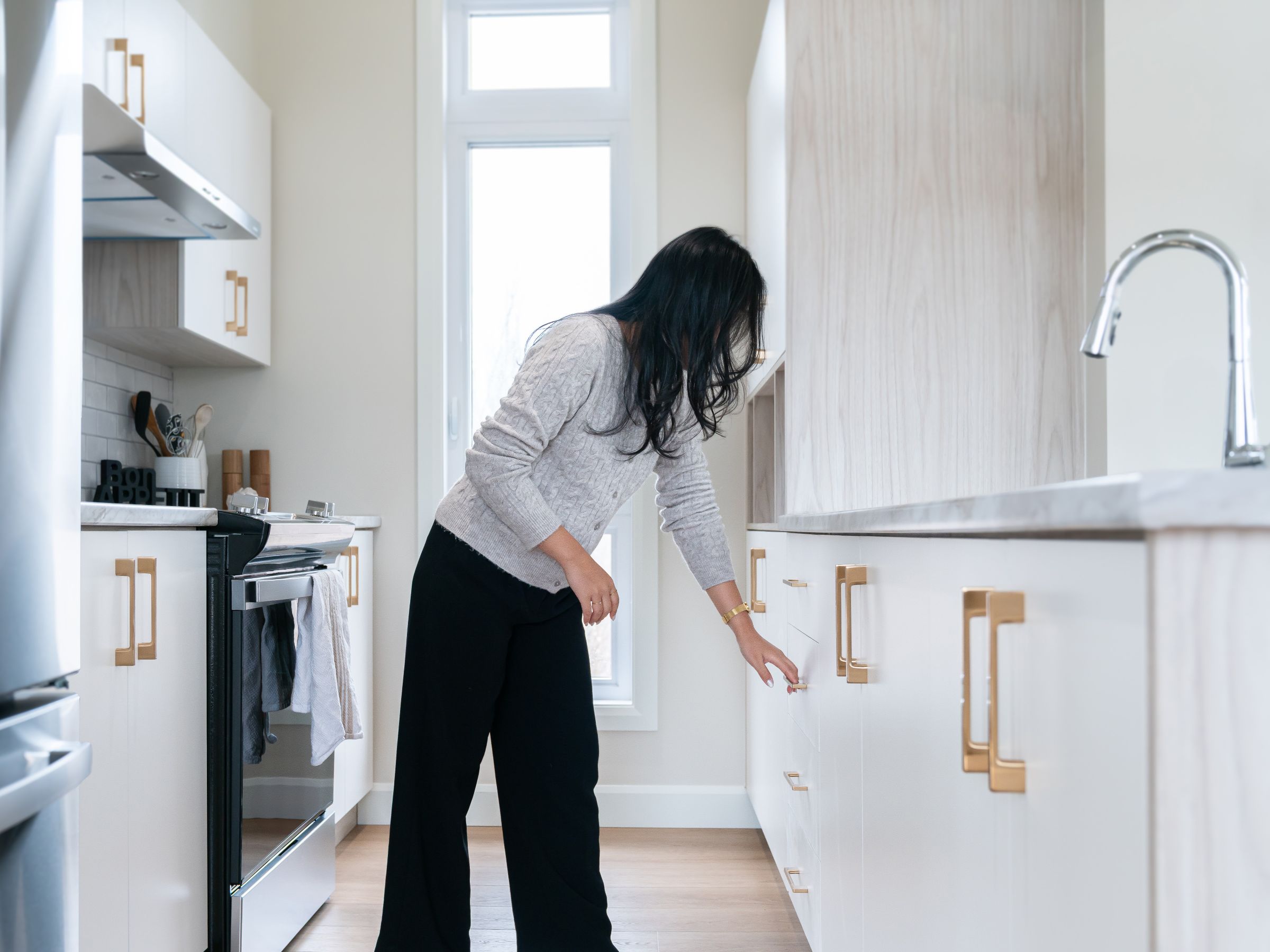 Femme faisant du ménage dans la cuisine.