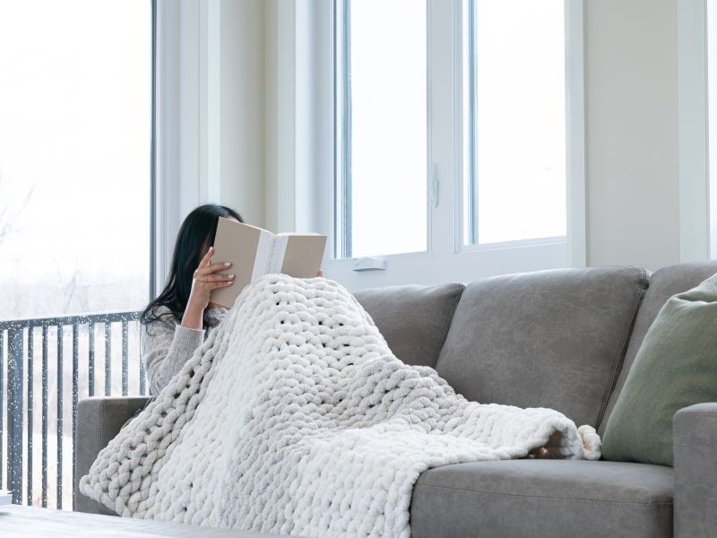 Femme lisant sur le divan calmement