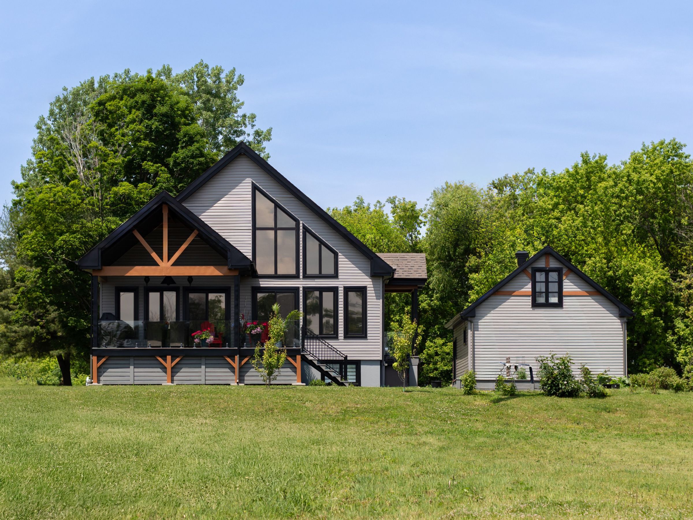 Une réalisation d'une mini-maison préfabriquée appelée Zurich. Cette réalisation client est de style plain-pied, vu de l'extérieur.