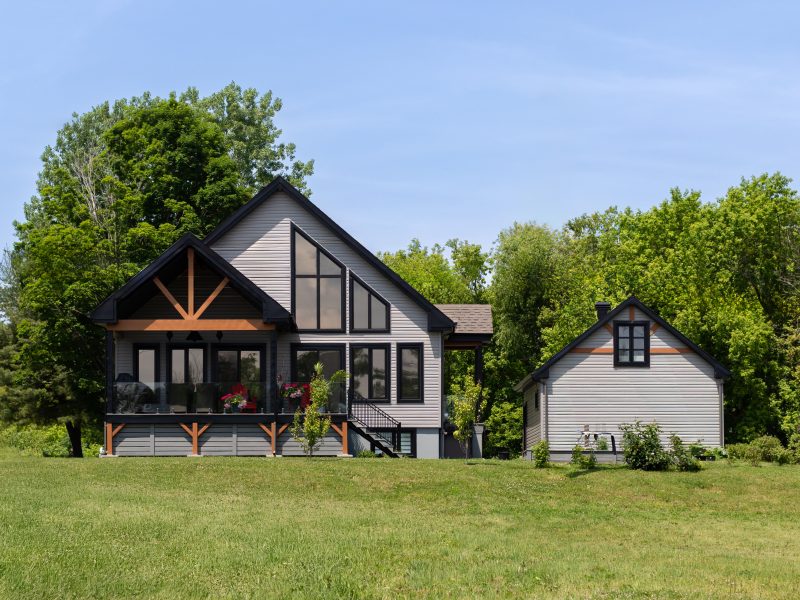 Une réalisation d'une mini-maison préfabriquée appelée Zurich. Cette réalisation client est de style plain-pied, vu de l'extérieur.