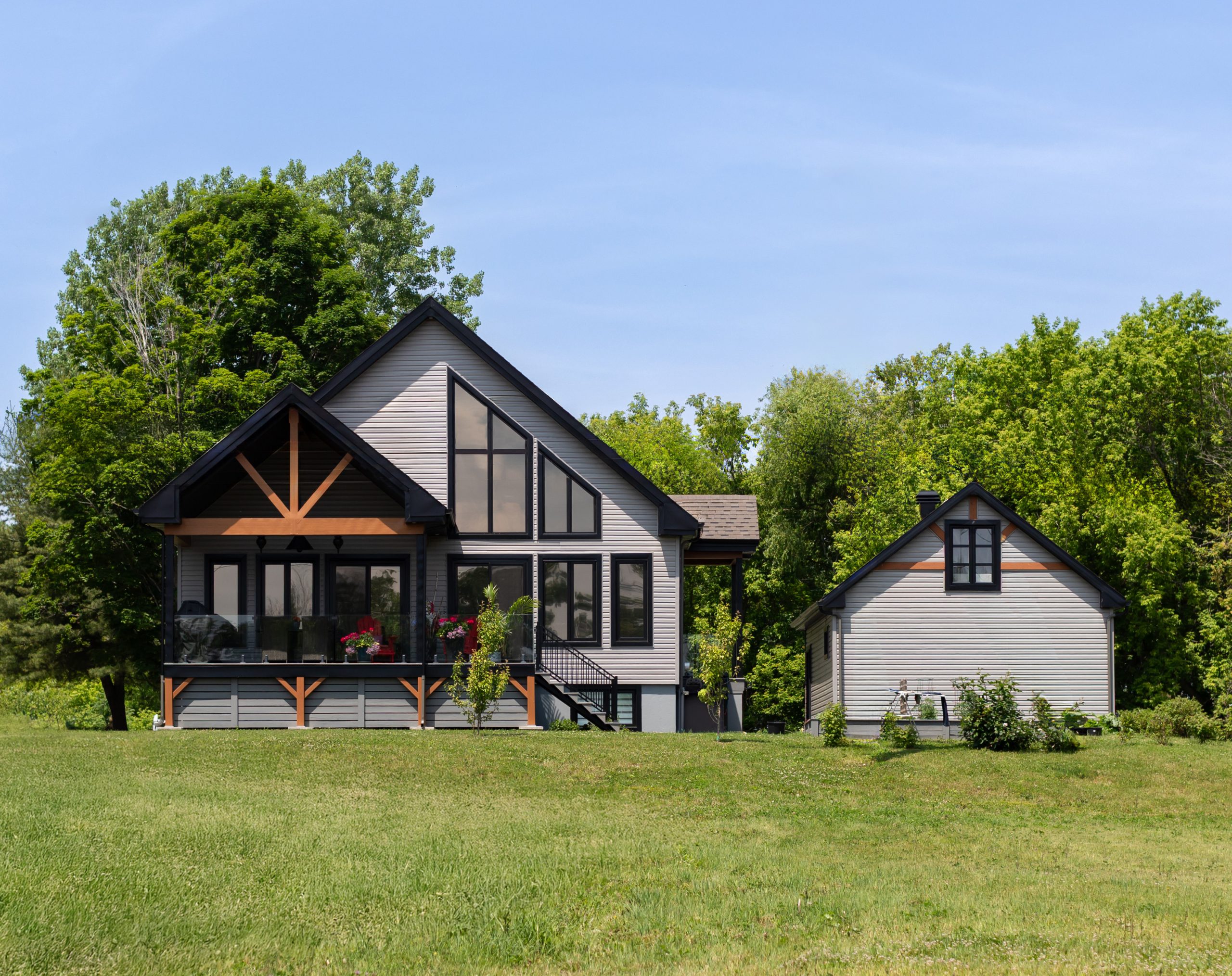 Une réalisation d'une mini-maison préfabriquée appelée Zurich. Cette réalisation client est de style plain-pied, vu de l'extérieur.
