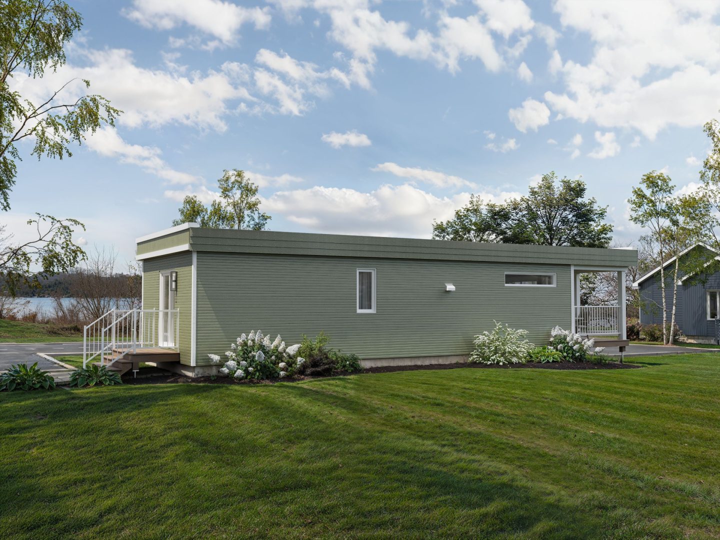 Le modèle Lima est un plain-pied micro habitation de style contemporain. Vue de l'extérieur arrière.