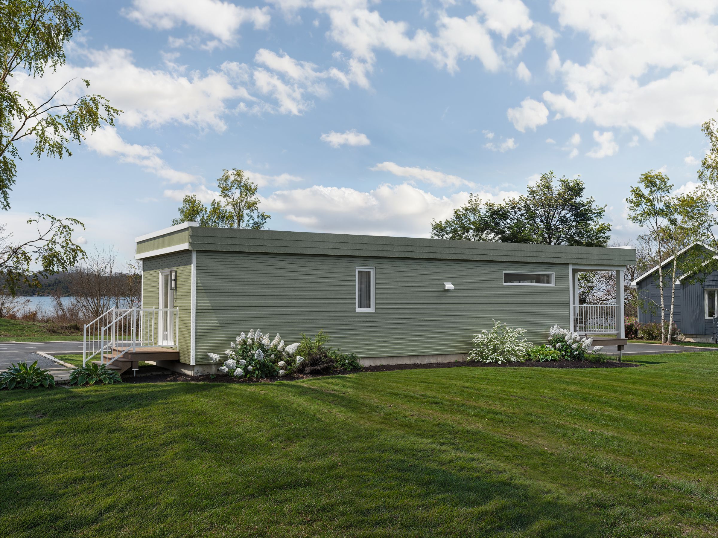 Le modèle Lima est un plain-pied micro habitation de style contemporain. Vue de l'extérieur arrière.