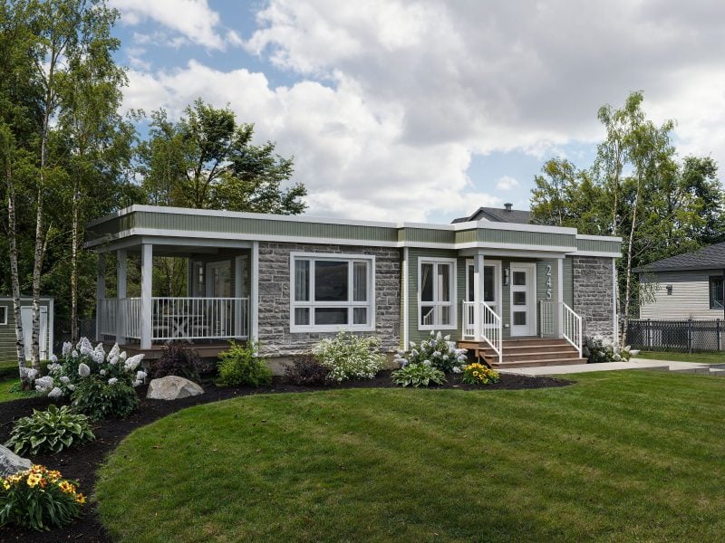 Le modèle Lima est un plain-pied micro habitation de style contemporain. Vue de l'extérieur avant.