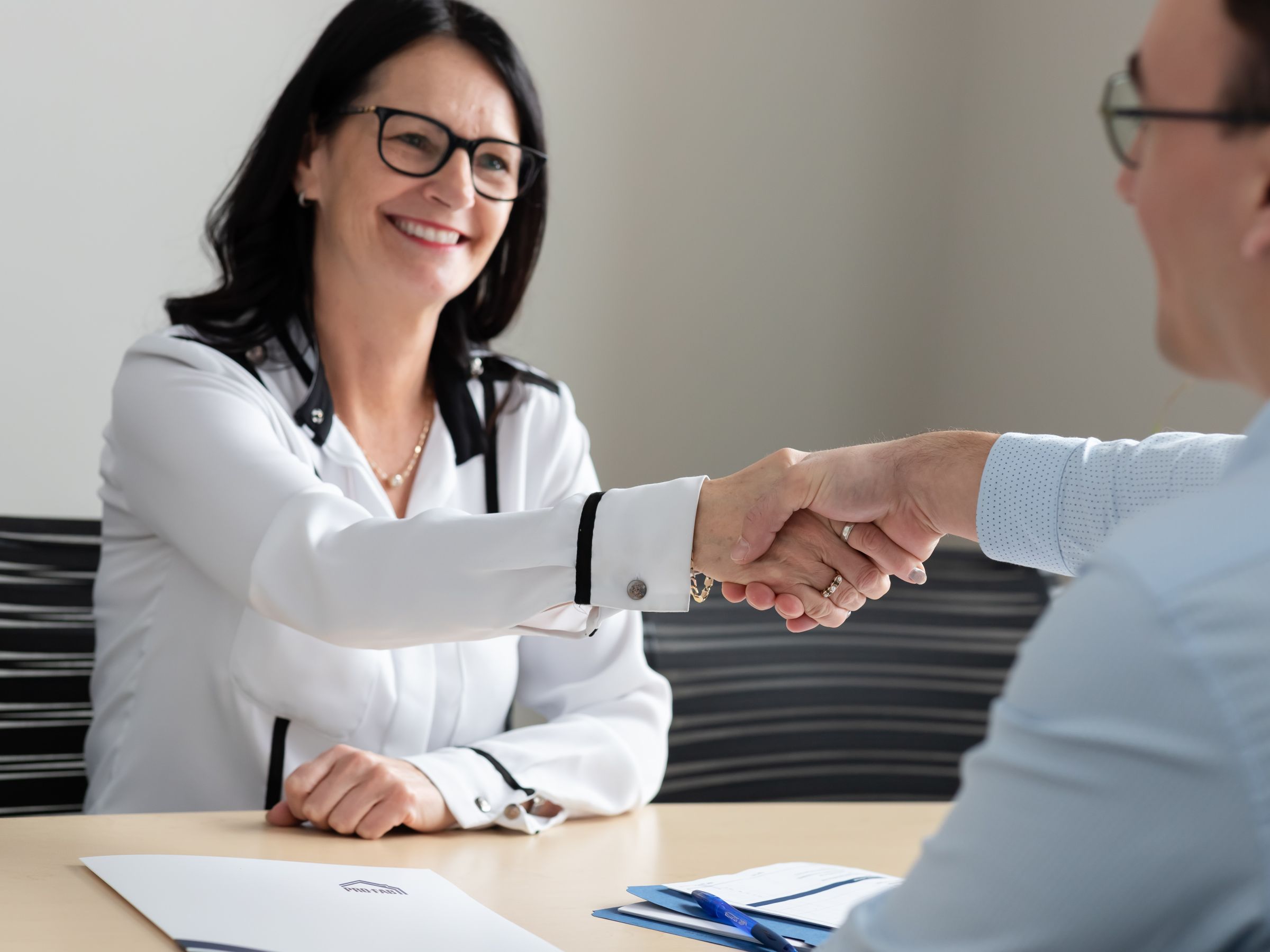 deux personnes qui se sert la main