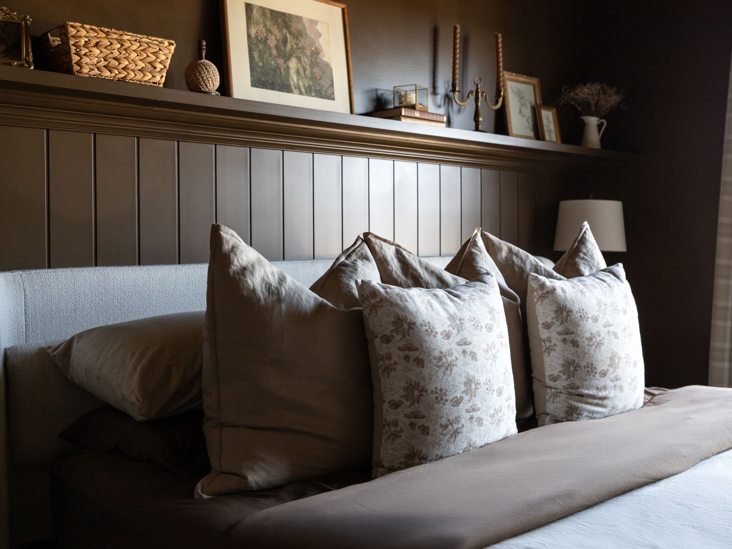 Une réalisation d'une maison préfabriquée appelée Mignonne. Cette réalisation client est de style plain-pied, vu de la chambre des maîtres.