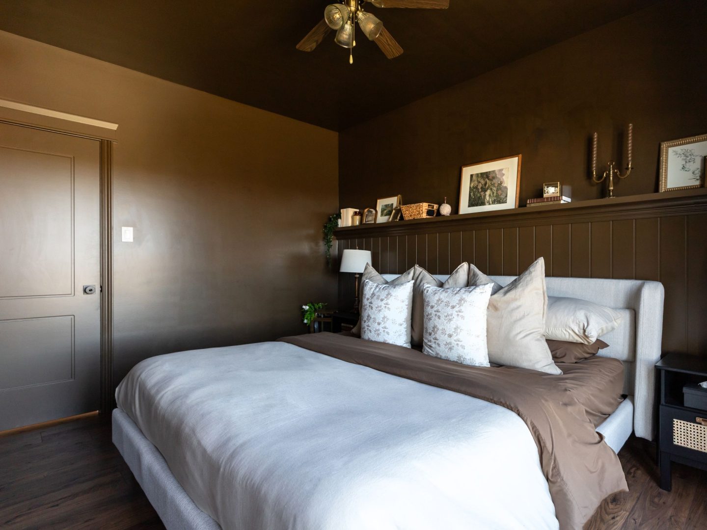 Une réalisation d'une maison préfabriquée appelée Mignonne. Cette réalisation client est de style plain-pied, vu de la chambre des maîtres.