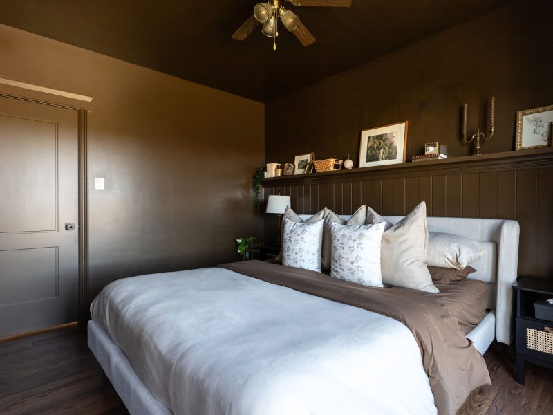 Une réalisation d'une maison préfabriquée appelée Mignonne. Cette réalisation client est de style plain-pied, vu de la chambre des maîtres.