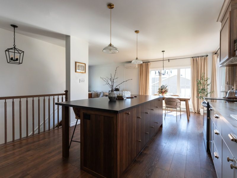 Une réalisation d'une maison préfabriquée appelée Mignonne. Cette réalisation client est de style plain-pied, vu de la cuisine