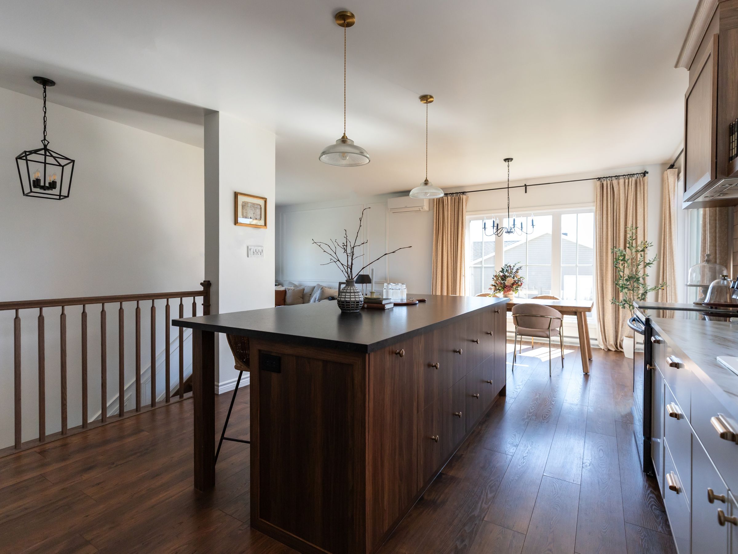 Une réalisation d'une maison préfabriquée appelée Mignonne. Cette réalisation client est de style plain-pied, vu de la cuisine