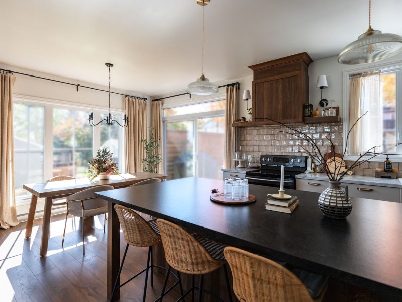 Une réalisation d'une maison préfabriquée appelée Mignonne. Cette réalisation client est de style plain-pied, vu de la cuisine