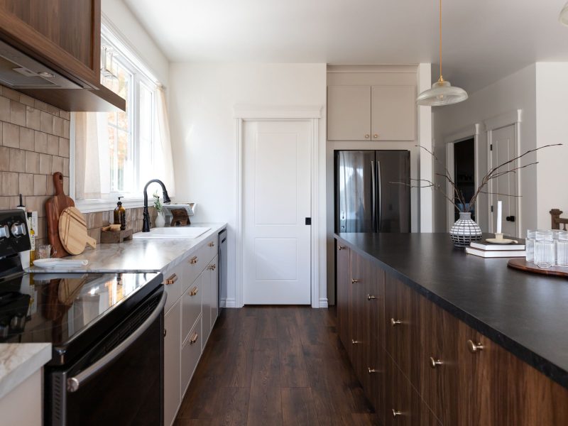 Une réalisation d'une maison préfabriquée appelée Mignonne. Cette réalisation client est de style plain-pied, vu de la cuisine