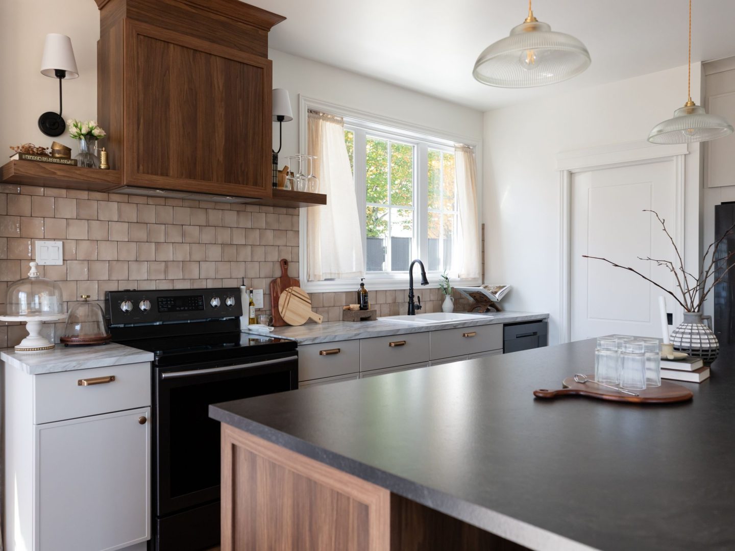 Une réalisation d'une maison préfabriquée appelée Mignonne. Cette réalisation client est de style plain-pied, vu de la cuisine