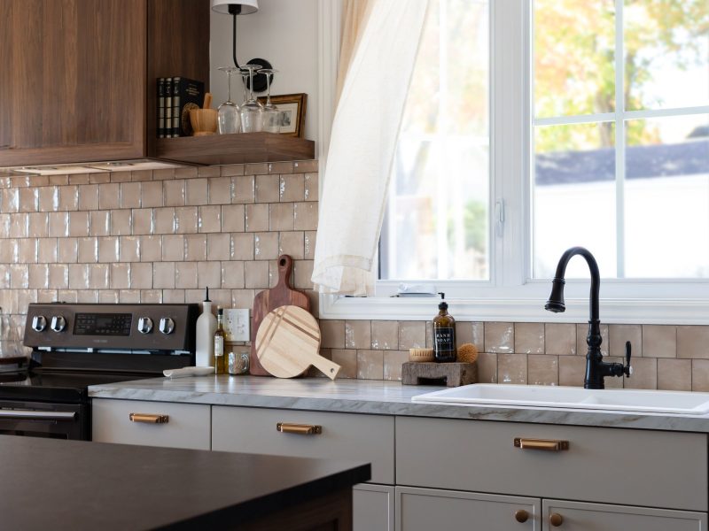 Une réalisation d'une maison préfabriquée appelée Mignonne. Cette réalisation client est de style plain-pied, vu de la cuisine