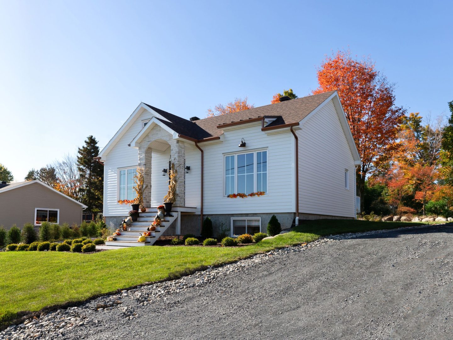 Une réalisation d'une maison préfabriquée appelée Mignonne. Cette réalisation client est de style plain-pied, vu de l'extérieur.