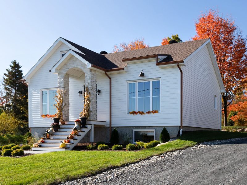 Une réalisation d'une maison préfabriquée appelée Mignonne. Cette réalisation client est de style plain-pied, vu de l'extérieur.