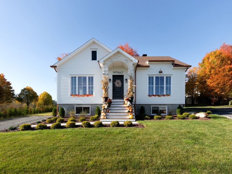 Une réalisation d'une maison préfabriquée appelée Mignonne. Cette réalisation client est de style plain-pied, vu de l'extérieur.