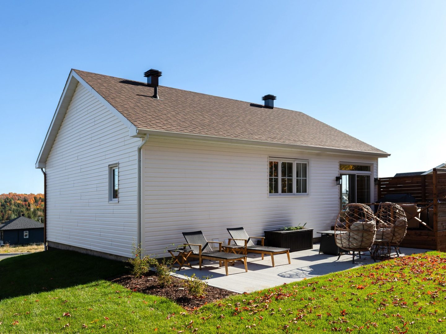 Une réalisation d'une maison préfabriquée appelée Mignonne. Cette réalisation client est de style plain-pied, vu de l'extérieur.