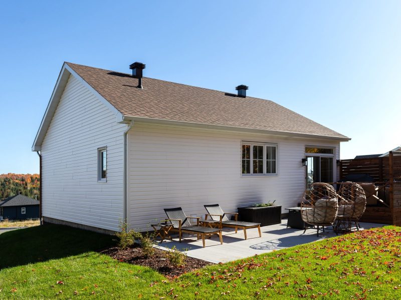 Une réalisation d'une maison préfabriquée appelée Mignonne. Cette réalisation client est de style plain-pied, vu de l'extérieur.